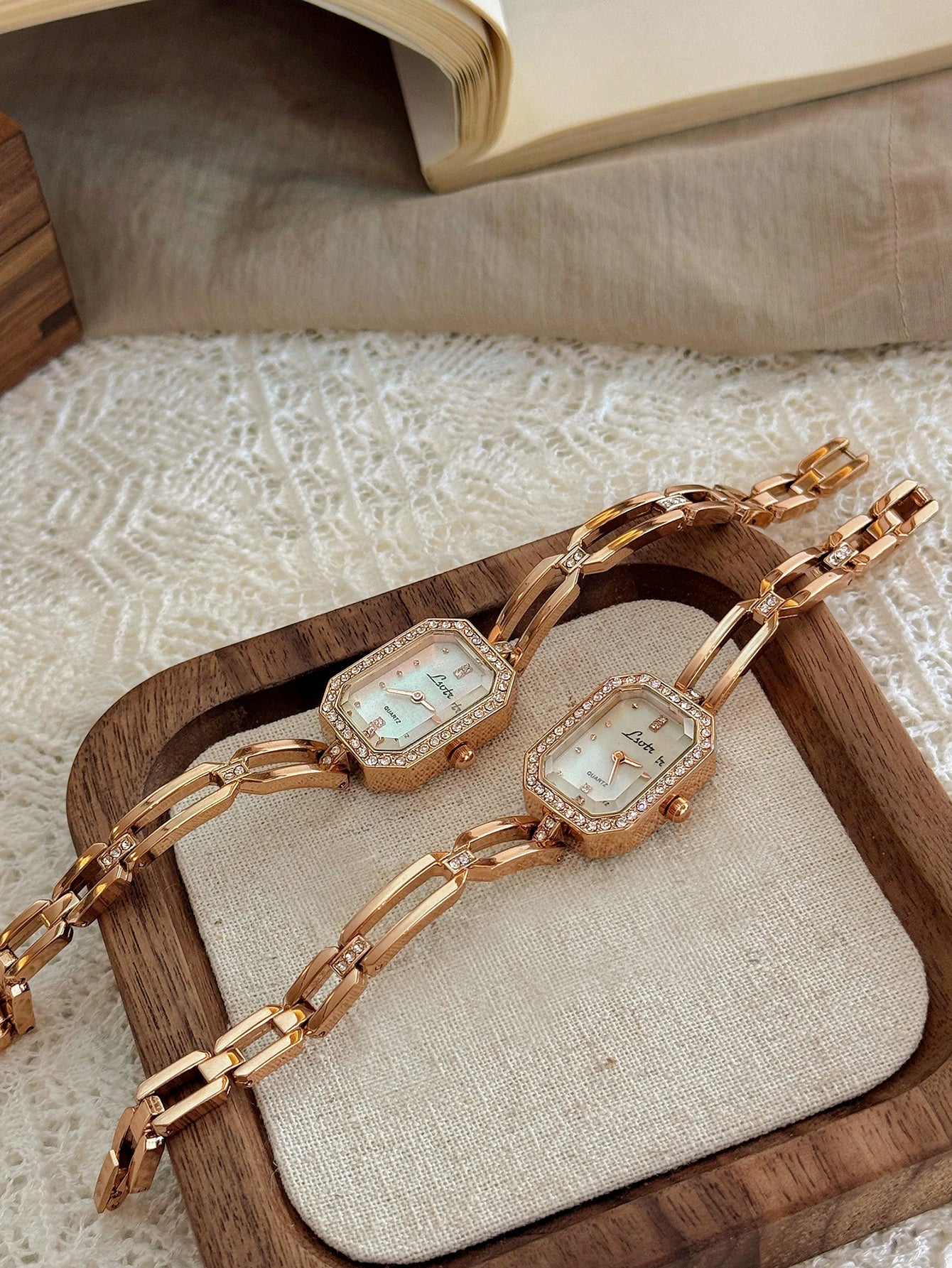 Relógio Feminino Clássico — O Toque Dourado da Elegância e Sofisticação