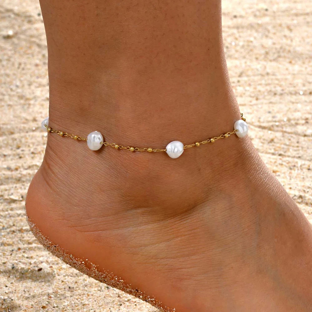 Tornozeleira Dourada com Pedras Barrocas – Charme Natural e Sofisticação Leve