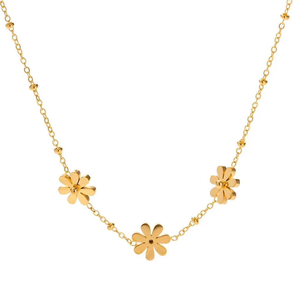 Colar Dourado com Pingente de Flores — Delicadeza e Charme em Cada Detalhe