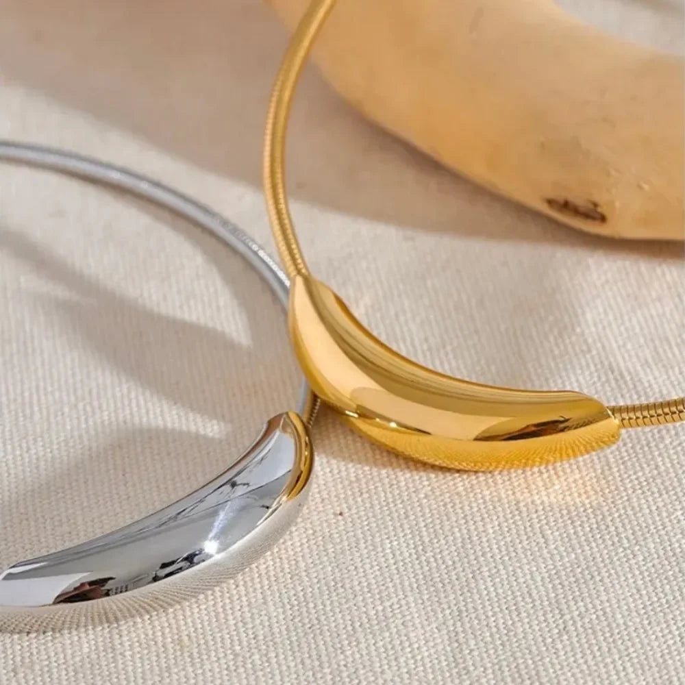 Colar Metalizado — Sofisticação Escultural e Tendência Contemporânea