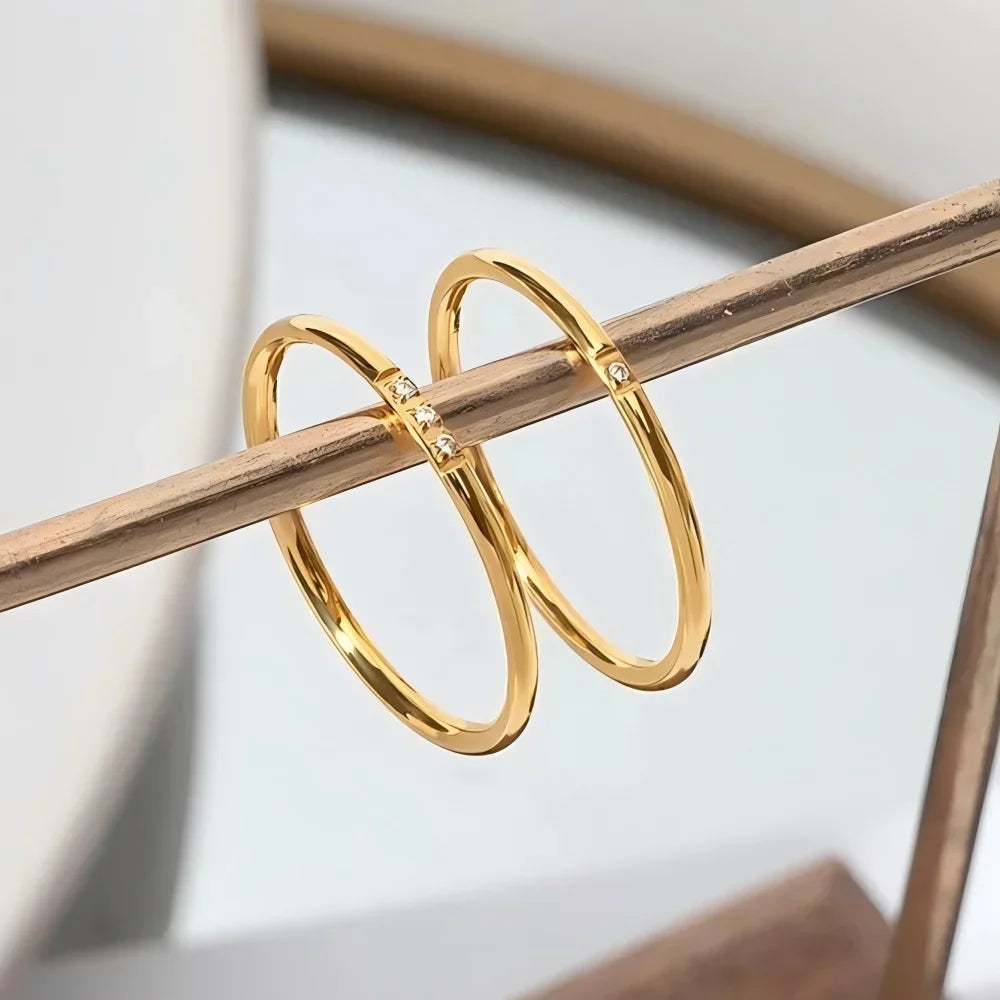 Anel Fino com Pontos de Luz — Elegância Minimalista que Ilumina o Seu Estilo