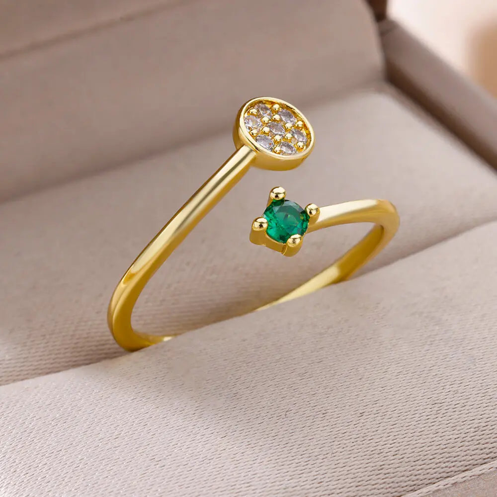 Anel com Design Aberto e Pedras Vibrantes – Modernidade e Sofisticação em Cada Detalhe