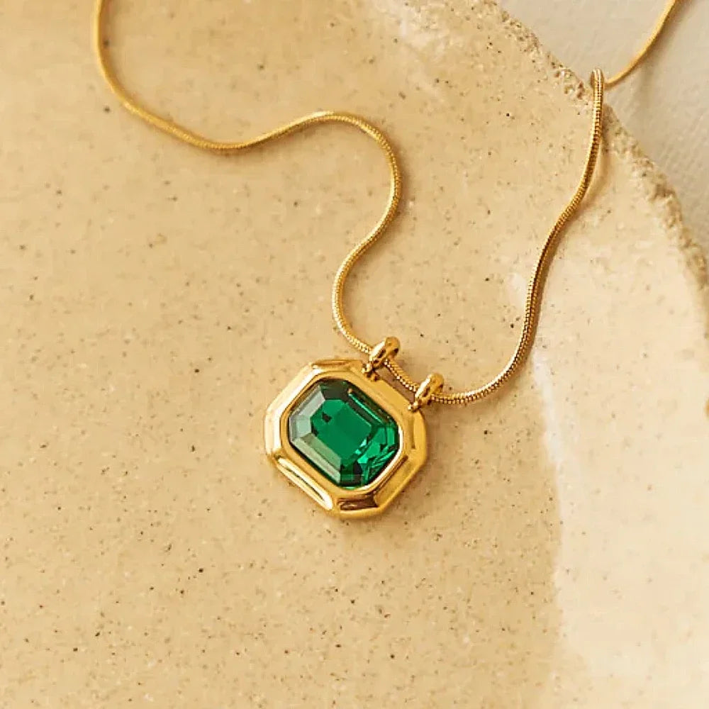 Colar com Pingente Geométrico e Pedra Lapidada — Elegância em Cada Detalhe