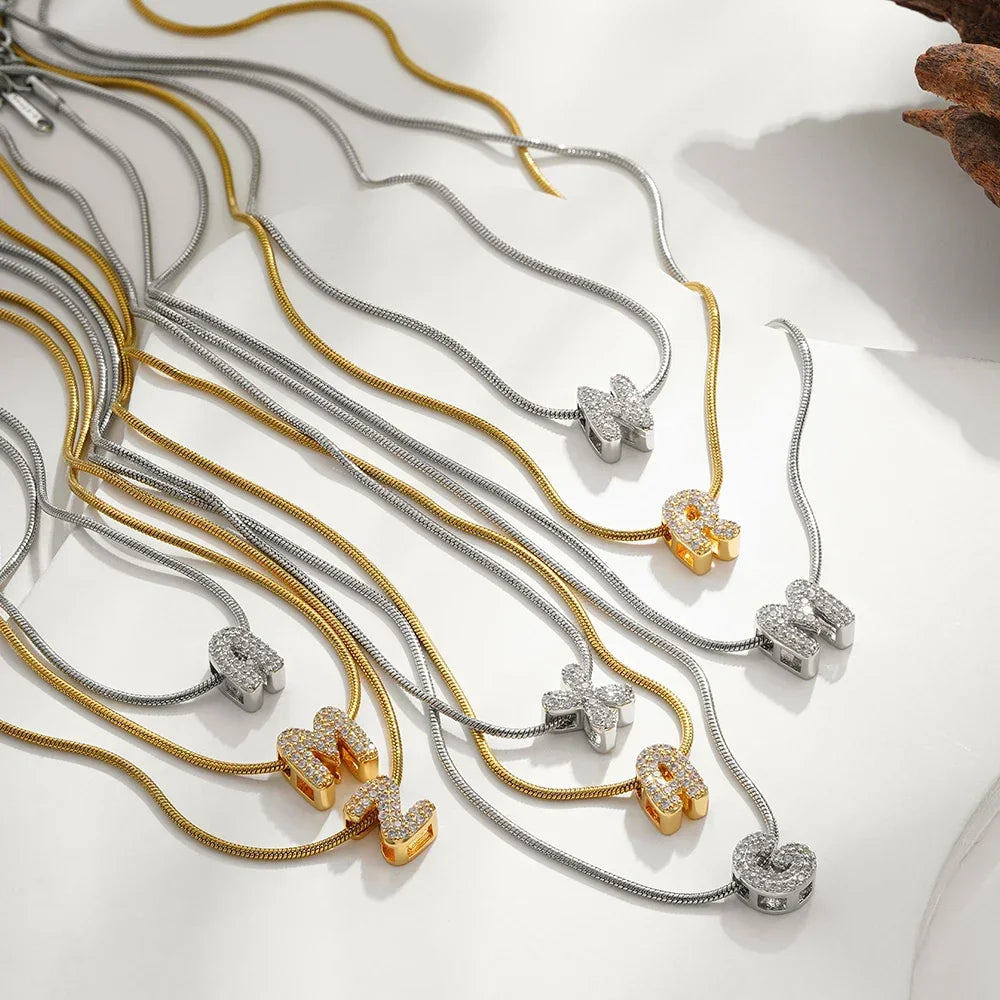 Colar com Letra Cravejada — Brilho, Significado e Estilo em um Só Acessório