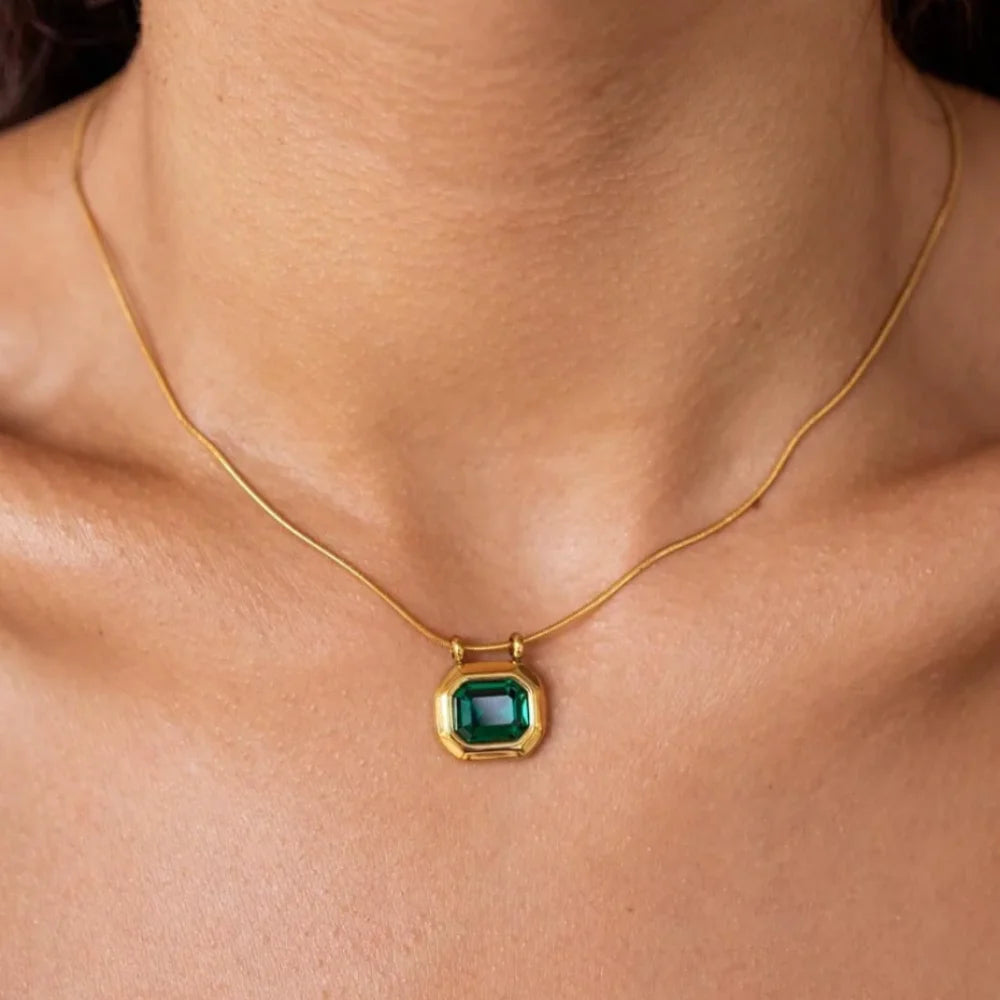 Colar com Pingente Geométrico e Pedra Lapidada — Elegância em Cada Detalhe