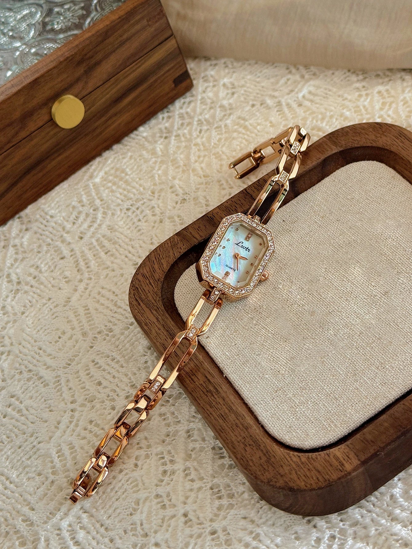 Relógio Feminino Clássico — O Toque Dourado da Elegância e Sofisticação