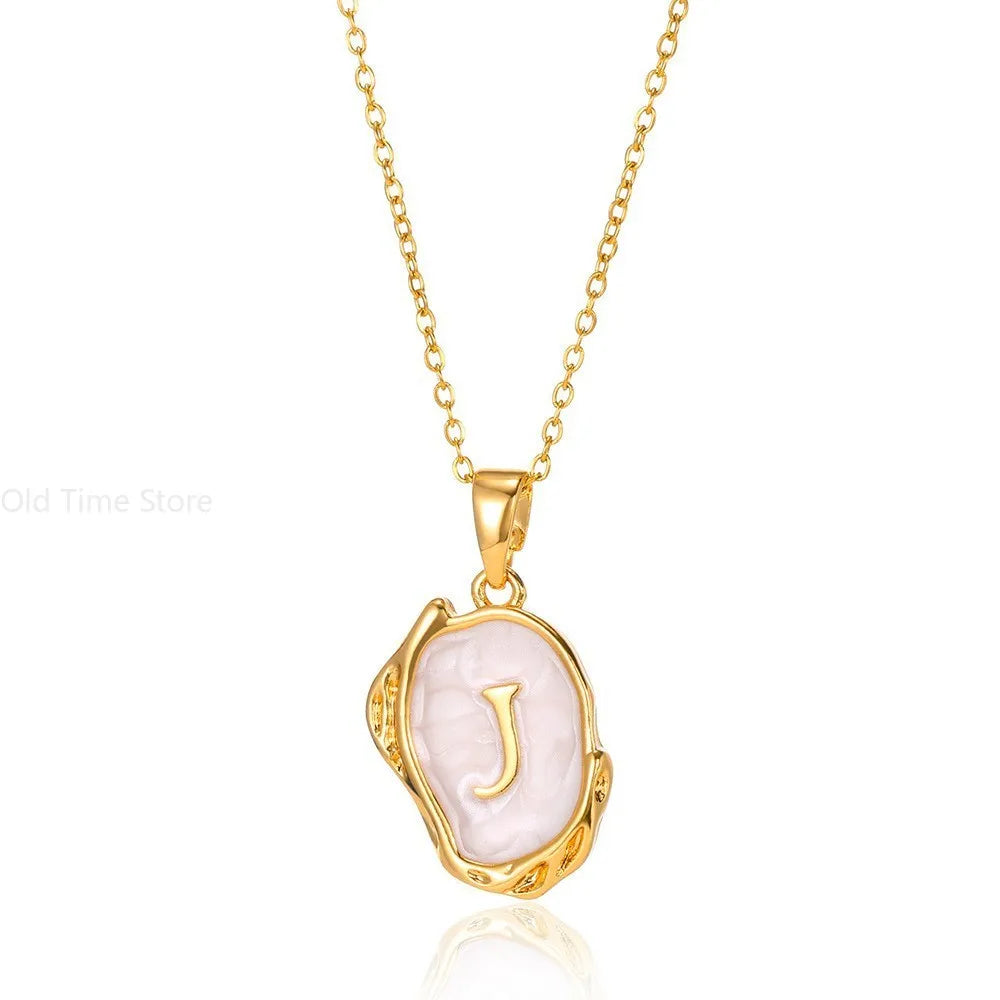 Colar Medalha em Estilo Retrô — Charme, Elegância e Significado em Um Só Acessório