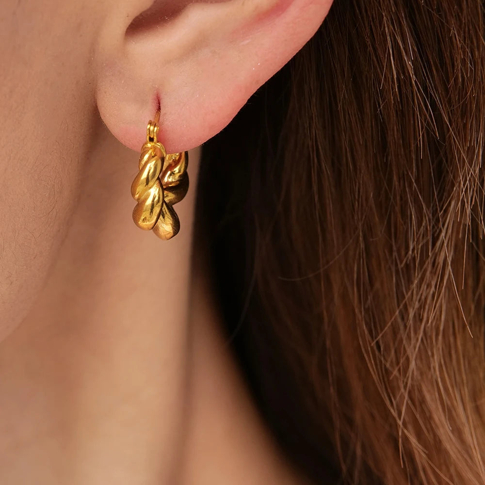 Argola Trançada em Aço Inoxidável – Elegância, Resistência e Estilo Contemporâneo