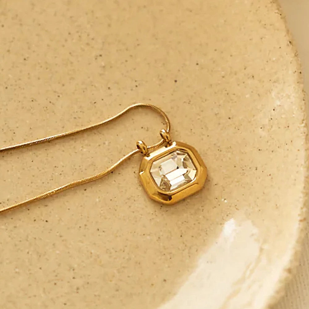 Colar com Pingente Geométrico e Pedra Lapidada — Elegância em Cada Detalhe