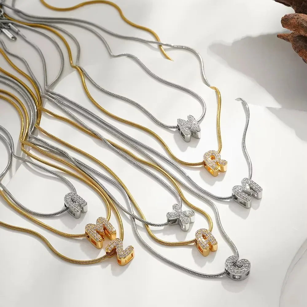 Colar com Letra Cravejada — Brilho, Significado e Estilo em um Só Acessório