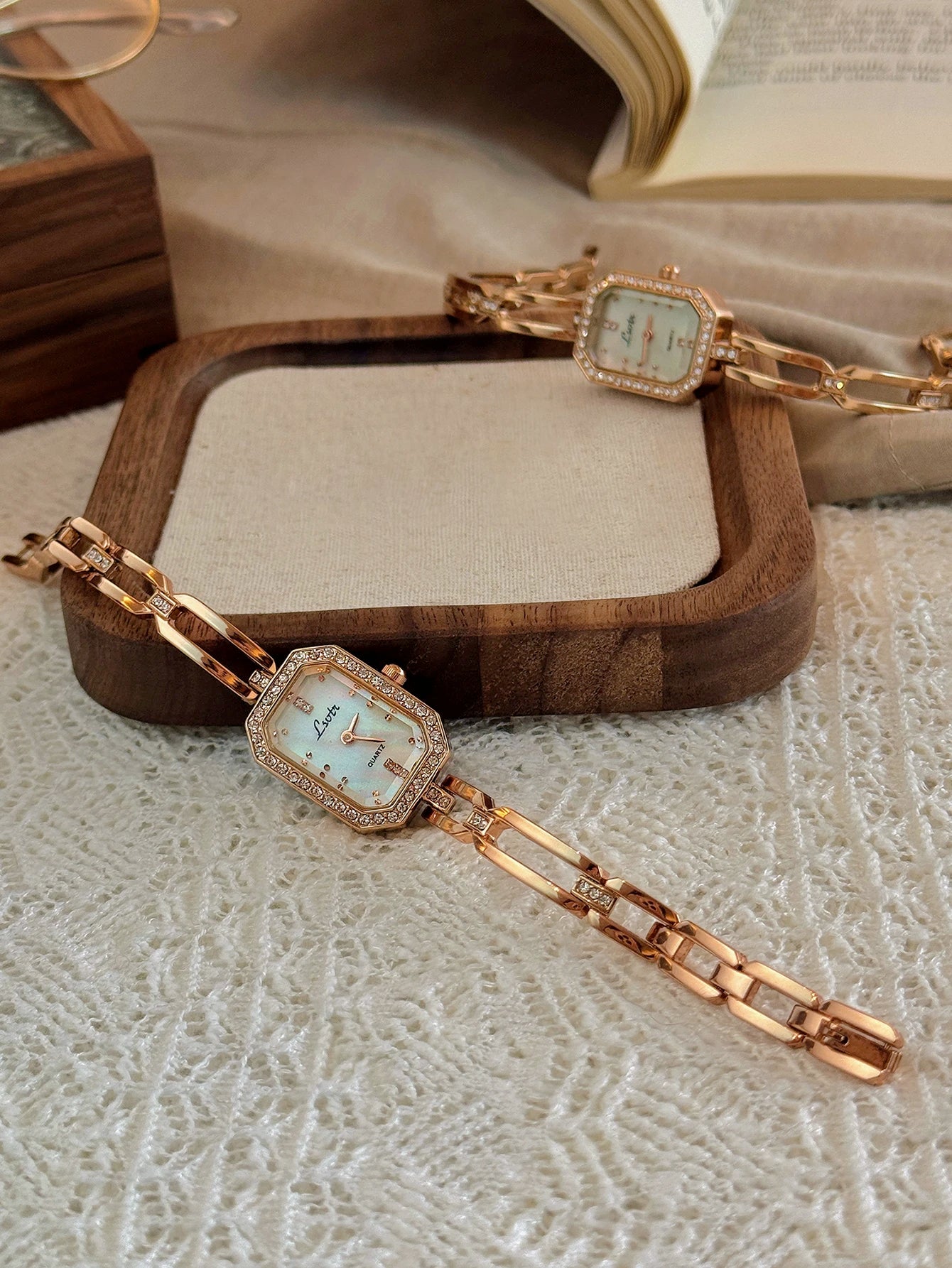 Relógio Feminino Clássico — O Toque Dourado da Elegância e Sofisticação