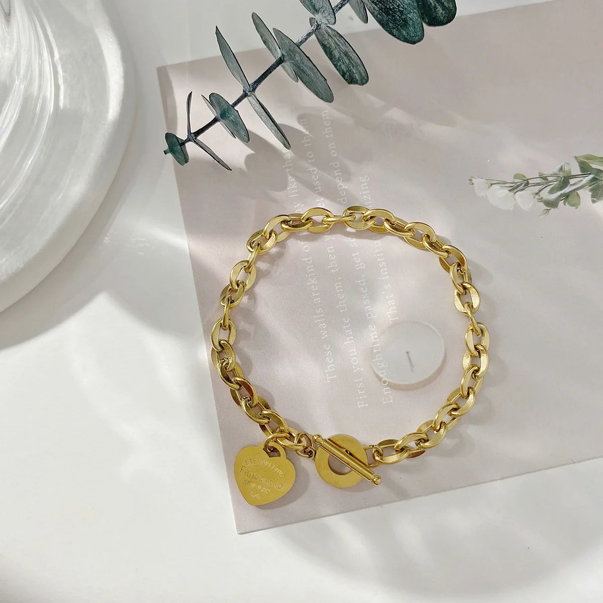 Pulseira de Elos com Pingente de Coração — Um Toque de Elegância e Romance no Seu Estilo