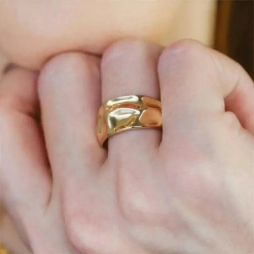 Anel Texturizado Disponível em Ouro e Prata — Moderno, Ajustável e Cheio de Estilo