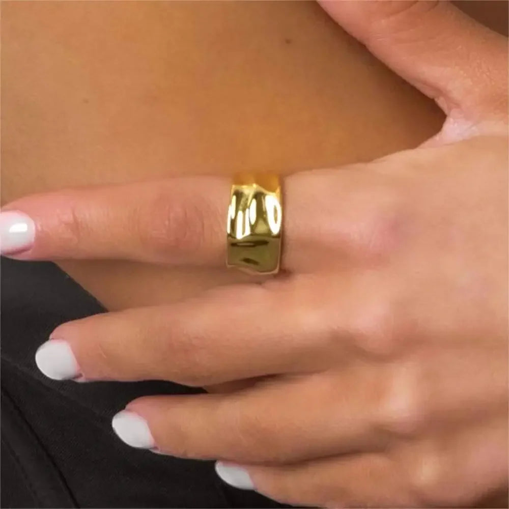 Anel Texturizado Disponível em Ouro e Prata — Moderno, Ajustável e Cheio de Estilo