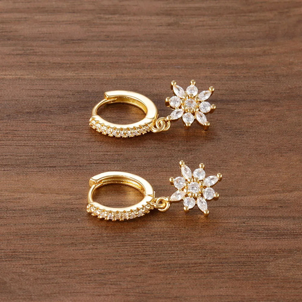 Argola Cravejada com Pingente em Flor de Zircônia — Brilho Duplo e Elegância em Movimento