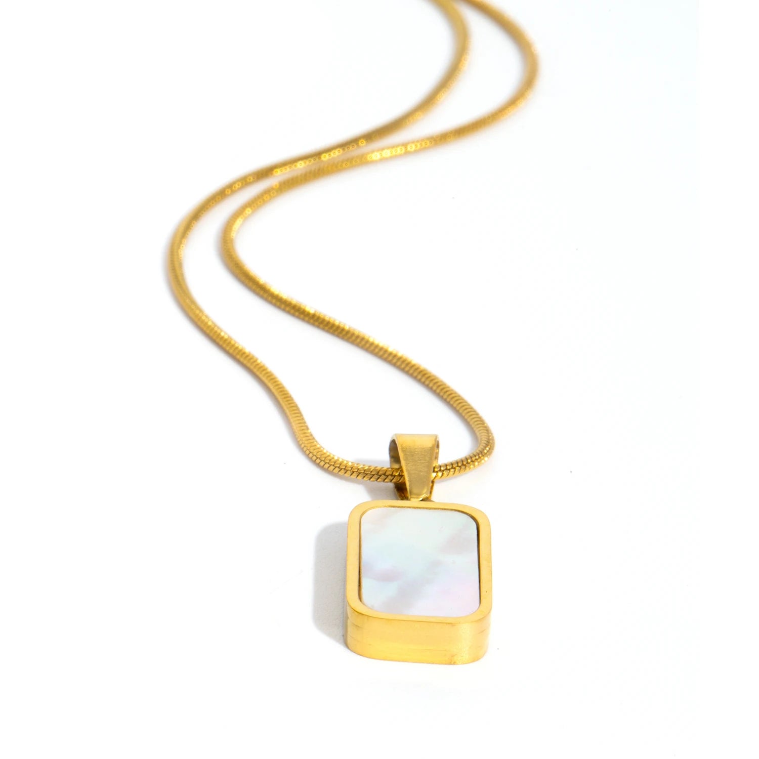 Colar de Pingente Quadrado com Madrepérola — Sofisticação Moderna e Elegância Atemporal