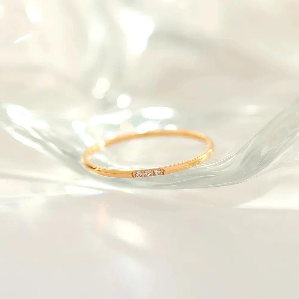 Anel Fino com Pontos de Luz — Elegância Minimalista que Ilumina o Seu Estilo