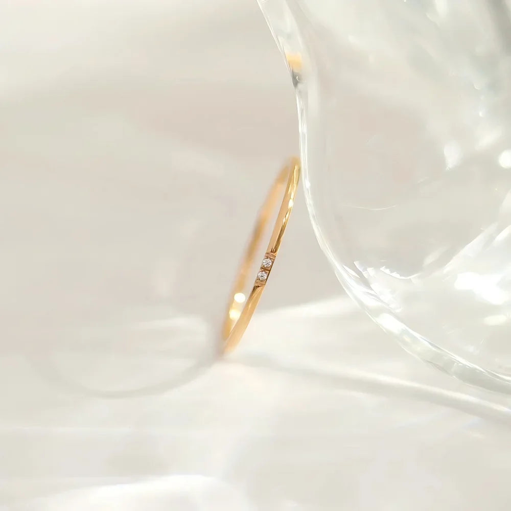 Anel Fino com Pontos de Luz — Elegância Minimalista que Ilumina o Seu Estilo