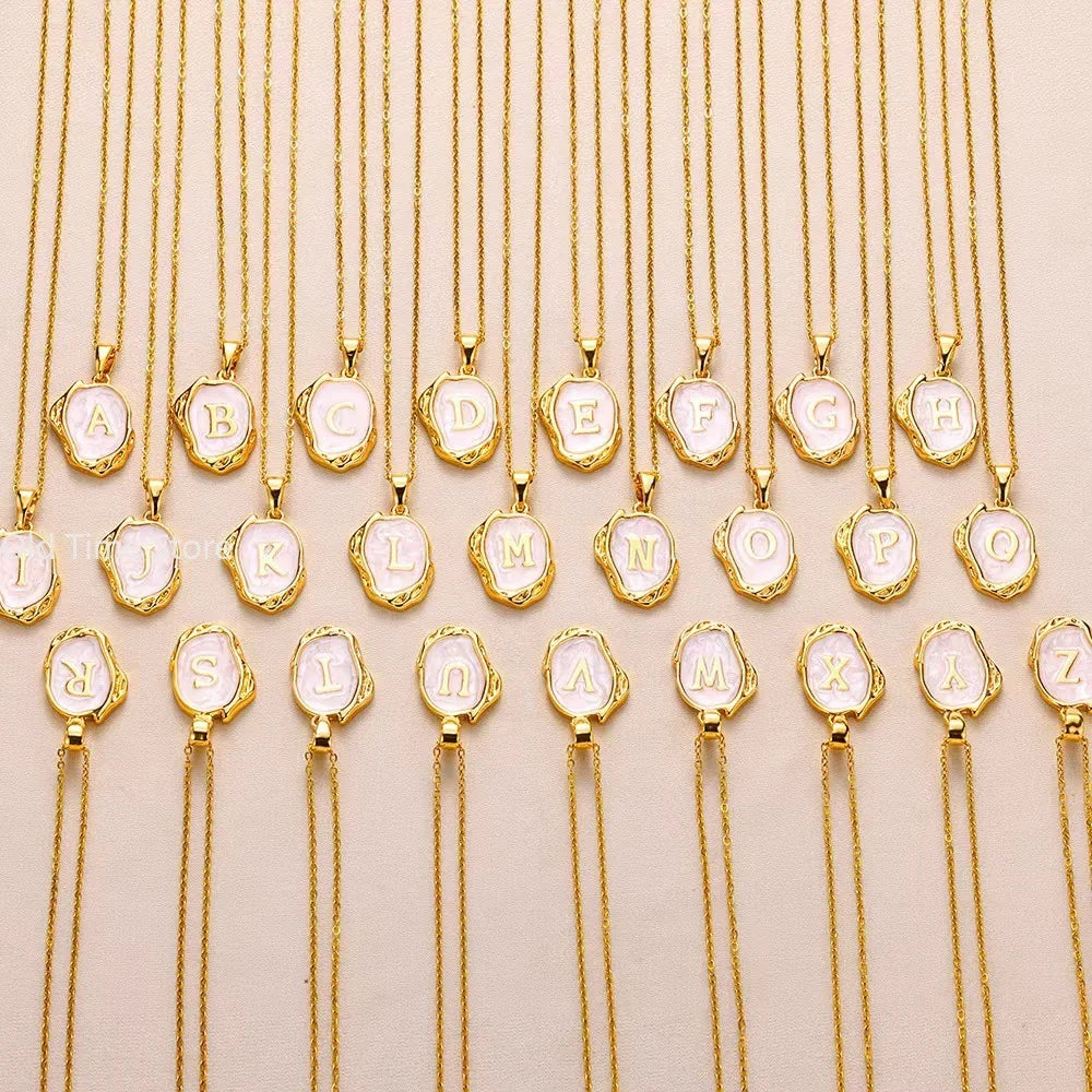 Colar Medalha em Estilo Retrô — Charme, Elegância e Significado em Um Só Acessório