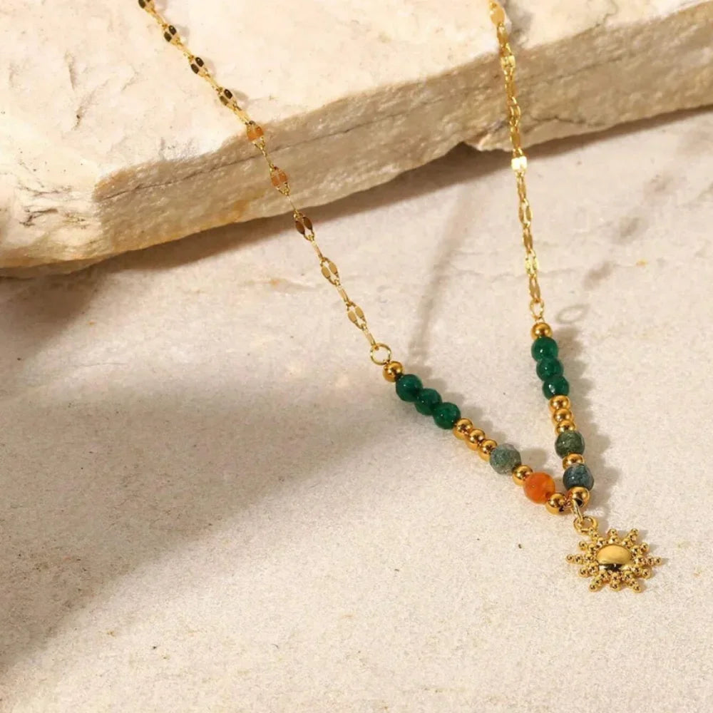 Colar Dourado com Pingente de Flores — Delicadeza e Charme em Cada Detalhe