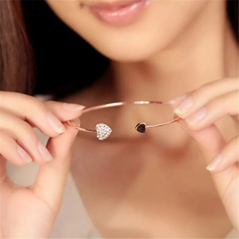 Pulseira Feminina Ajustável Coração Duplo com Cristais em Metal Premium