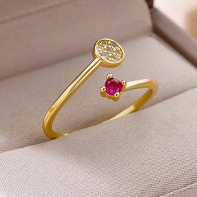 Anel com Design Aberto e Pedras Vibrantes – Modernidade e Sofisticação em Cada Detalhe