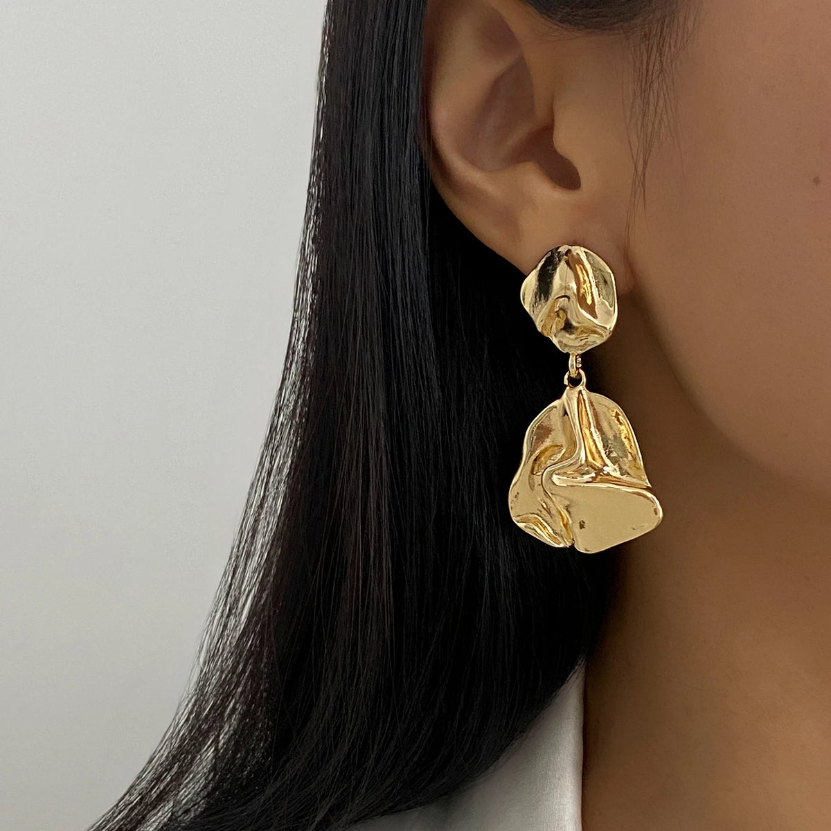 Brinco Modelo Pendente Dourado – Elegância Orgânica e Sofisticada para Momentos Inesquecíveis