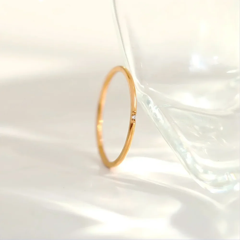 Anel Fino com Pontos de Luz — Elegância Minimalista que Ilumina o Seu Estilo