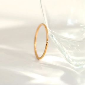 Anel Fino com Pontos de Luz — Elegância Minimalista que Ilumina o Seu Estilo