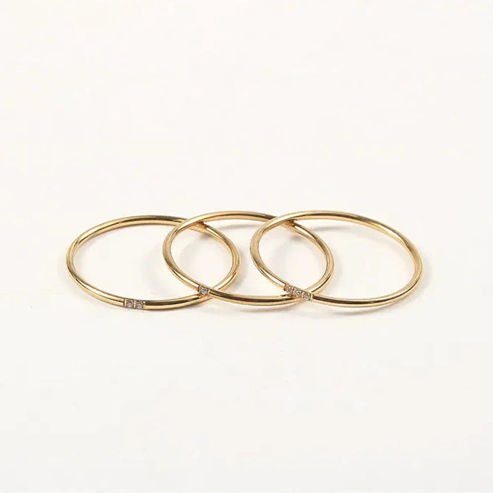 Anel Fino com Pontos de Luz — Elegância Minimalista que Ilumina o Seu Estilo