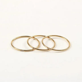 Anel Fino com Pontos de Luz — Elegância Minimalista que Ilumina o Seu Estilo