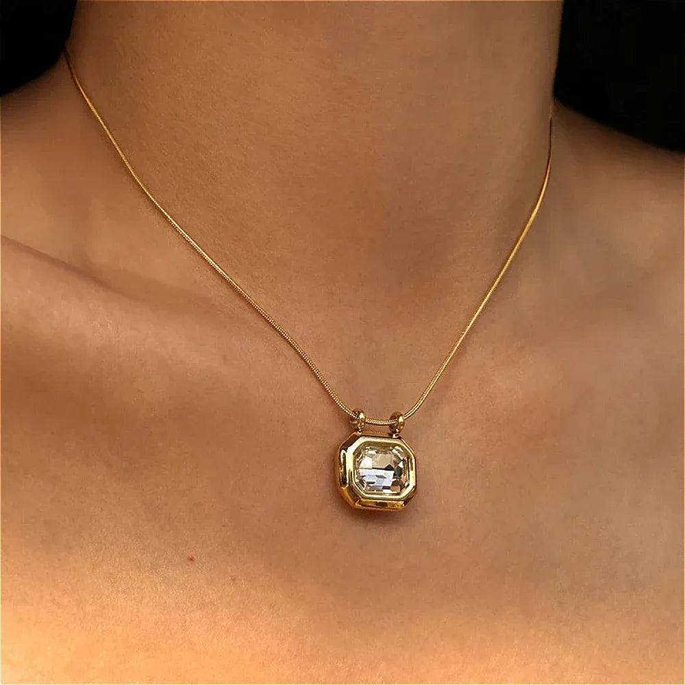 Colar com Pingente Geométrico e  Pedra Lapidada — Elegância em Cada Detalhe