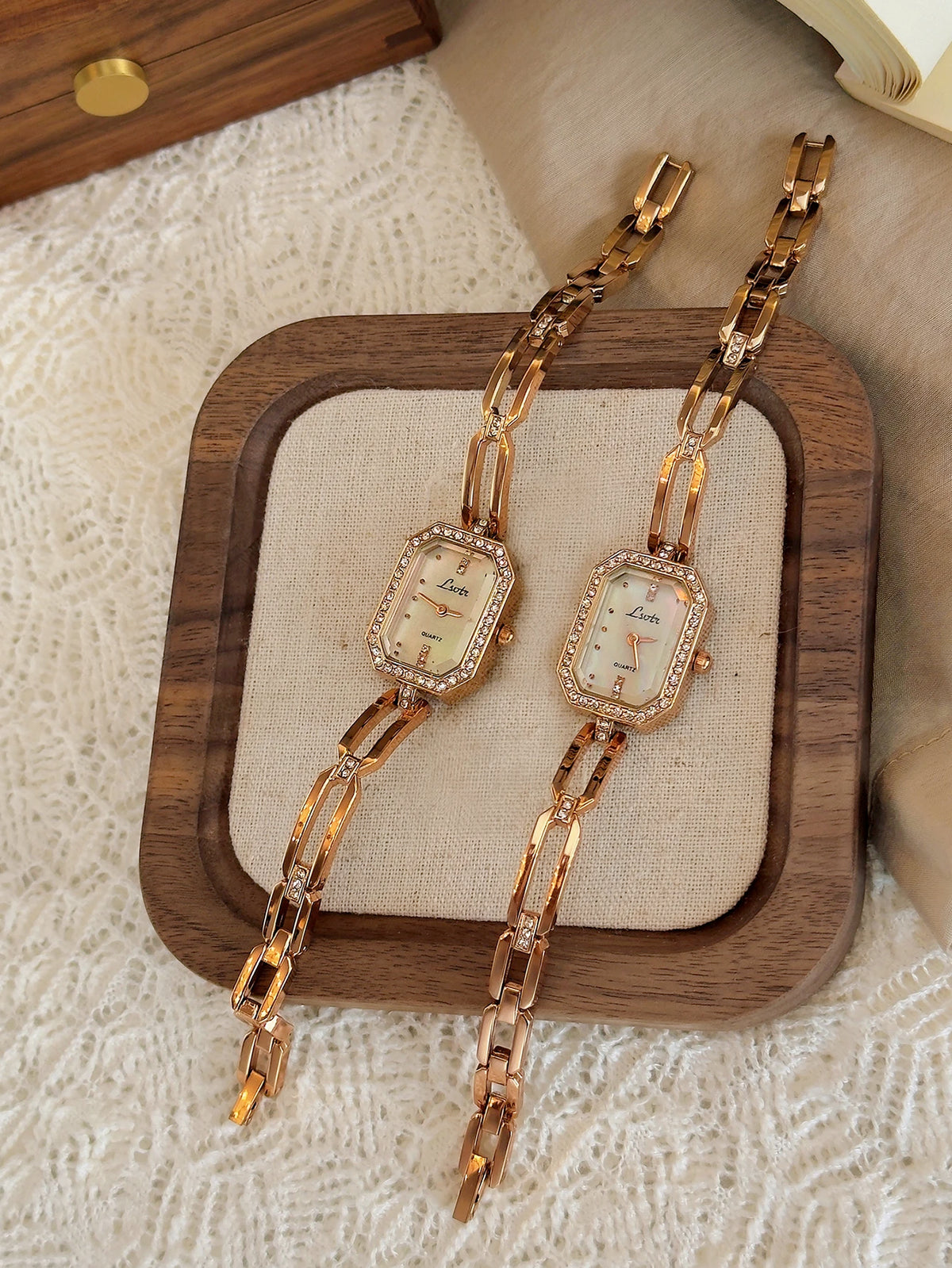 Relógio Feminino Clássico — O Toque Dourado da Elegância e Sofisticação