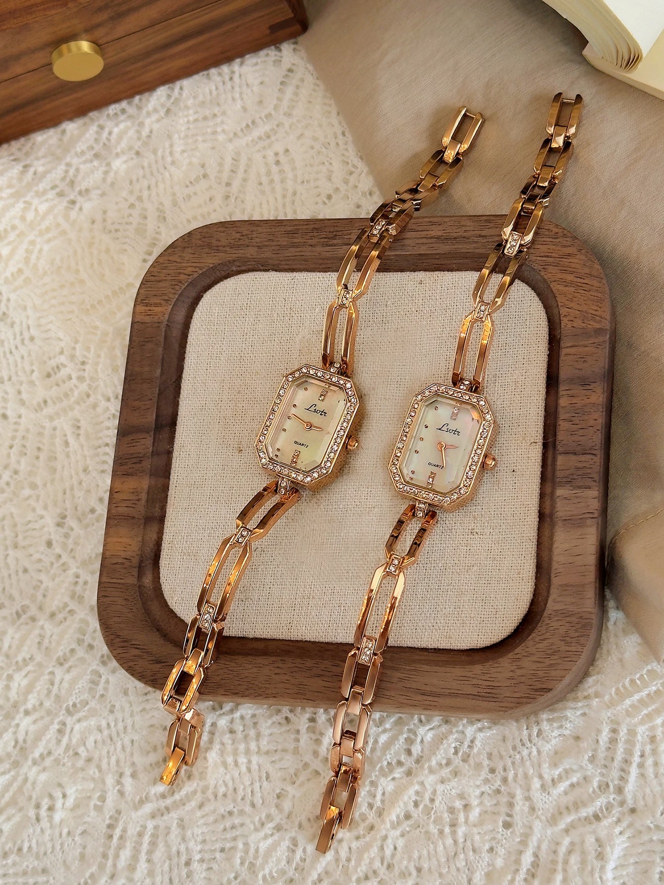 Relógio Feminino Clássico — O Toque Dourado da Elegância e Sofisticação