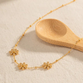 Colar Dourado com Pingente de Flores — Delicadeza e Charme em Cada Detalhe