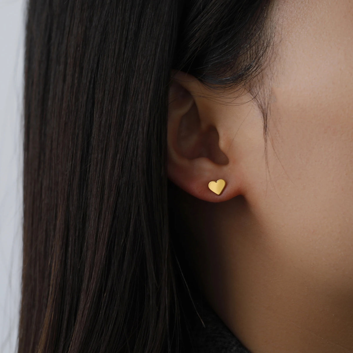 Brinco com Coração Minimalista em Aço Inoxidável – Delicadeza que Encanta