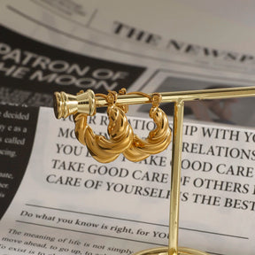 Argola Trançada em Aço Inoxidável – Elegância, Resistência e Estilo Contemporâneo