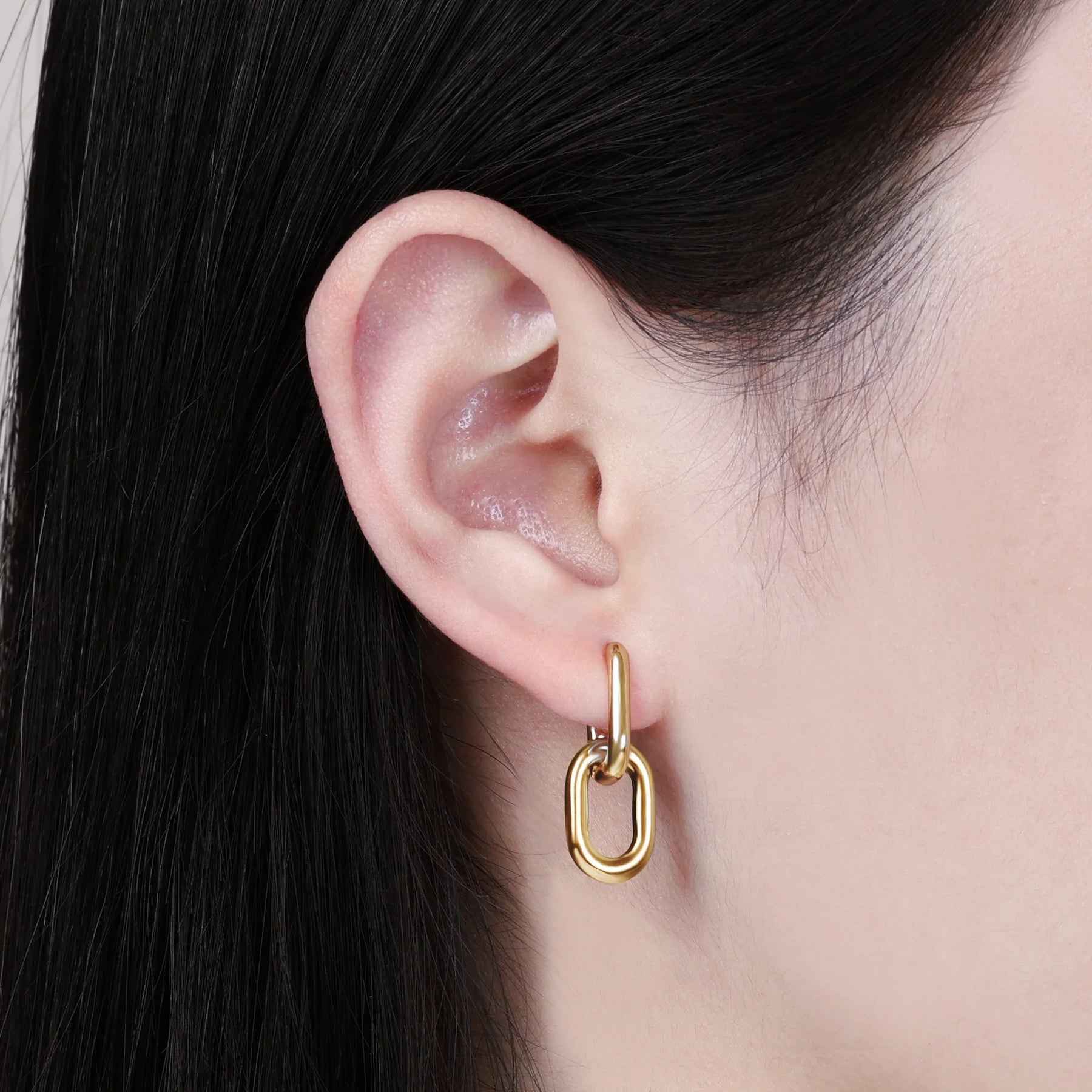 Brinco Argola em Elos Bicolor – Estilo Inovador e Versátil