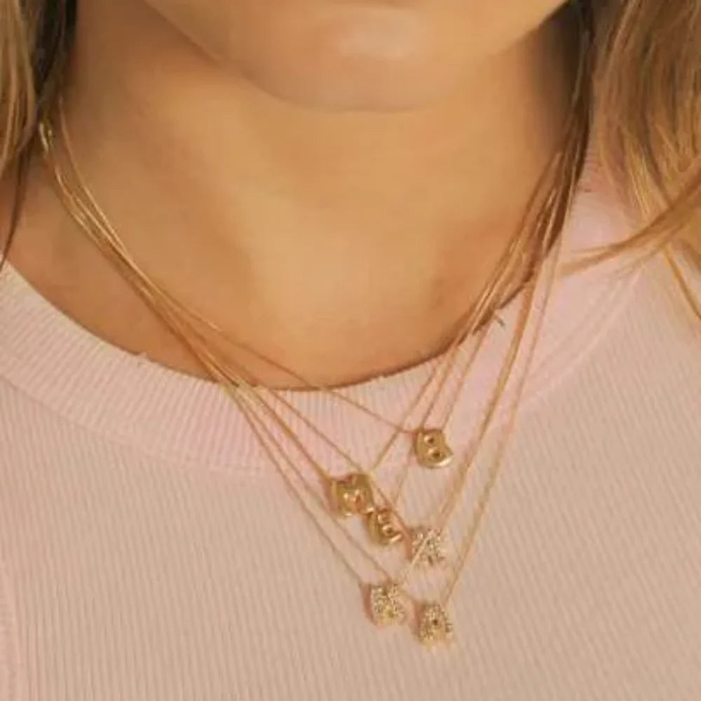 Colar com Letra Cravejada — Brilho, Significado e Estilo em um Só Acessório