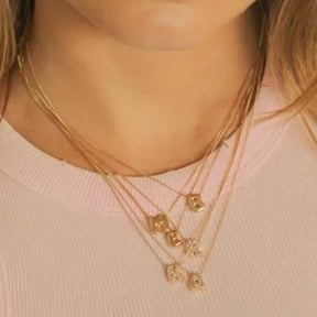 Colar com Letra Cravejada — Brilho, Significado e Estilo em um Só Acessório