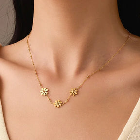 Colar Dourado com Pingente de Flores — Delicadeza e Charme em Cada Detalhe