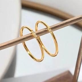 Anel Fino com Pontos de Luz — Elegância Minimalista que Ilumina o Seu Estilo