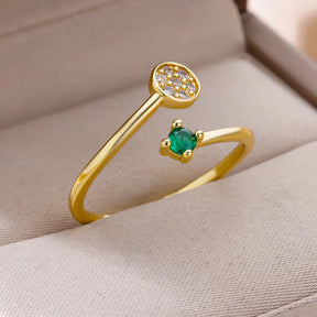 Anel com Design Aberto e Pedras Vibrantes – Modernidade e Sofisticação em Cada Detalhe