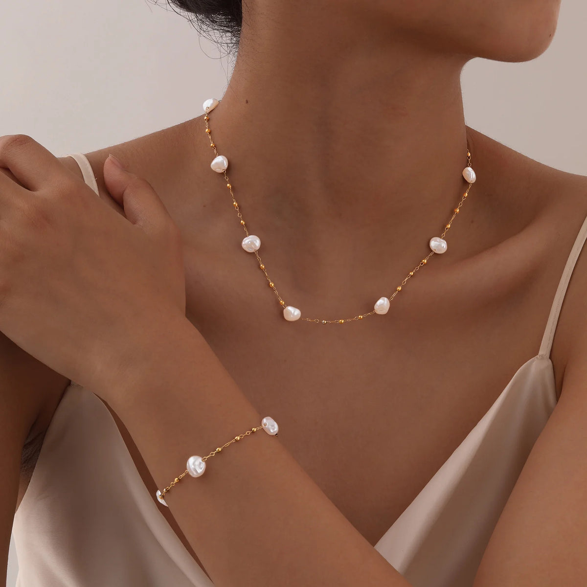 Tornozeleira Dourada com Pedras Barrocas – Charme Natural e Sofisticação Leve