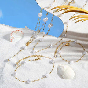 Tornozeleira Dourada com Pedras Barrocas – Charme Natural e Sofisticação Leve