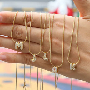 Colar com Letra Cravejada — Brilho, Significado e Estilo em um Só Acessório