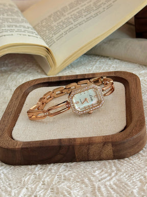 Relógio Feminino Clássico — O Toque Dourado da Elegância e Sofisticação