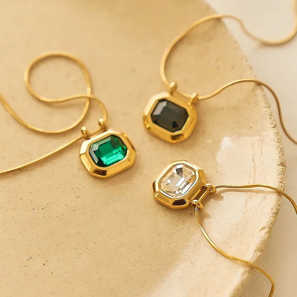 Colar com Pingente Geométrico e  Pedra Lapidada — Elegância em Cada Detalhe