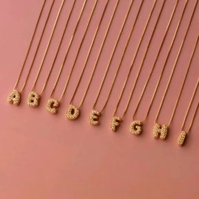 Colar com Letra Cravejada — Brilho, Significado e Estilo em um Só Acessório