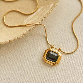 Colar com Pingente Geométrico e  Pedra Lapidada — Elegância em Cada Detalhe